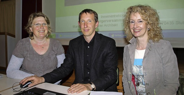 Projektleiterin Susanne Knospe (rechts...ie Innenentwicklung in Lenzkirch auf.   | Foto: Marion Pfordt