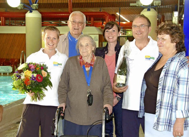 Schwimm-Meisterin Mandy Ernst (links) ...estellten des Schwimmbads zu bedanken.  | Foto: Andrea Steinhart