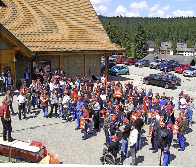 Mehr als 250 Metaller aus der Region f... Prozent mehr Lohn zu unterstreichen.   | Foto: Liane Schilling