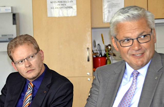 Hubert Hppe (rechts) und der Bundesta...Besuch im Haus Adler-Post in Neustadt   | Foto: Sebastian Wolfrum