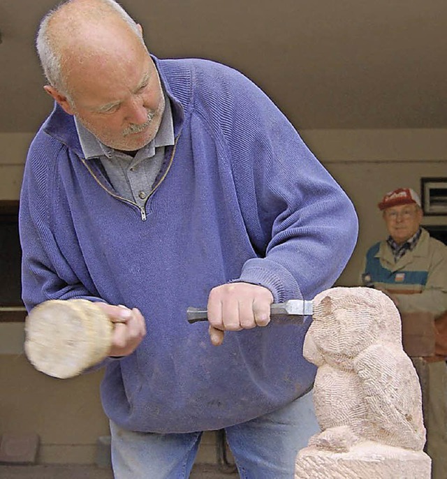 Bildhauermeister Roland Fritz leitet den Kurs.   | Foto: archivbild: karin maier