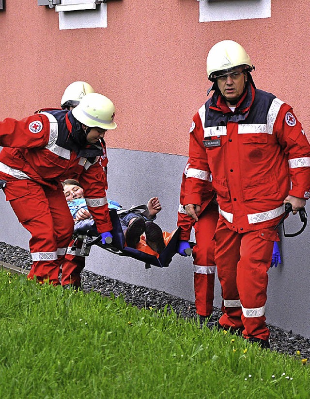 Erstversorgung von  Verletzten. Die Rettungsdienste waren Bestandteil der bung.  | Foto: gemeinde