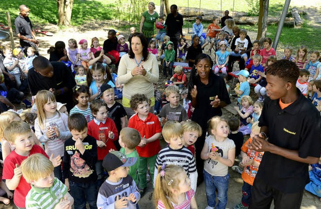 Gemeinsam singen und in die Hnde klat... zu den Opfinger Kindergartenkindern.   | Foto: Ingo Schneider