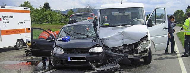 Die ineinander verkeilten Fahrzeuge  | Foto: Polizei