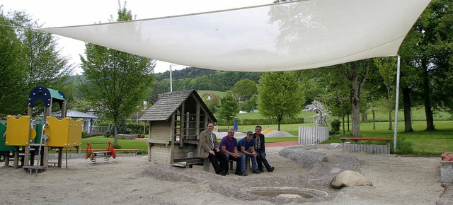 Unter neuem Segel (von links): Brgerm...f dem Kinderspielplatz im Schwimmbad.   | Foto: heidi fssel