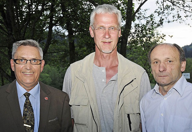 Josef Schoubrenner, Vorsitzender des S...hrte  Ralf Seidenberg  und Toni Muck.   | Foto: Bettina schaller