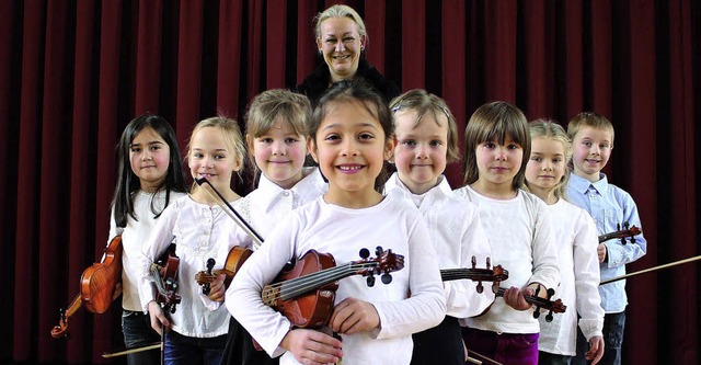 Das Zwergenorchester mit Anke Bettina Melik.   | Foto: musikschule