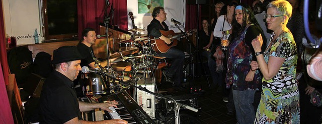 &#8222;The poor Poets&#8220; brachten ...hof&#8220; Bewegung mit ihrem Groove.   | Foto: Karin Heiss