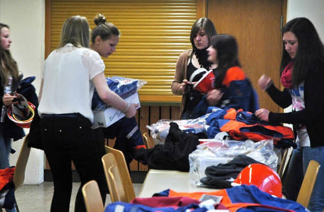 Auspacken war am Dienstag bei der Juge... die gerade gelieferten Uniformen aus.  | Foto: Christiane Sahli