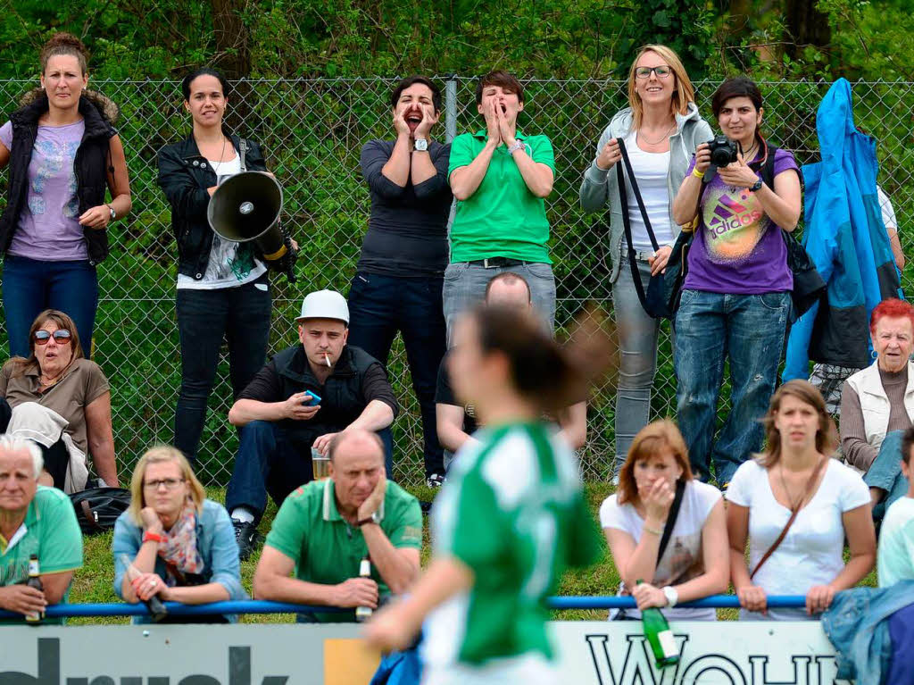 Jubel beim Sieger SC Eichstetten, Trauer beim FC Freiburg-St. Georgen nach dem Finale der Frauen.
