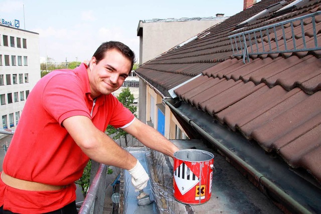 Jrmy Helmrich dichtet ein Dach in Ke...eut sich ber einen unbefristeten Job.  | Foto: Schuler Max