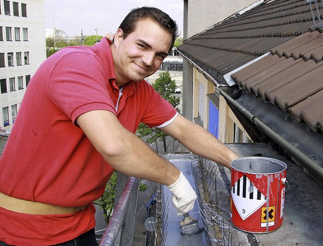 Jrmy Helmrich dichtet ein Dach in Ke...ut sich ber einen unbefristeten Job.   | Foto: Schuler