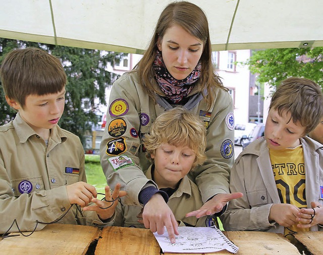 Einblick ins Pfadfinderleben: Gruppenl...ird am Lagerfeuer Stockbrot gebacken.   | Foto: Wolters