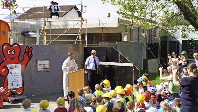 Richtfest am Kindergarten: Die Zimmerl...rer Sauer und Brgermeister Schilling.  | Foto: Ilona Hge