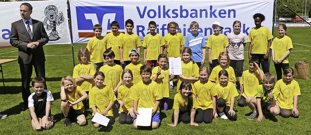 Das Siegerteam der Tschamber-Schule mit VB-Filialleiter Wiese   | Foto: Privat