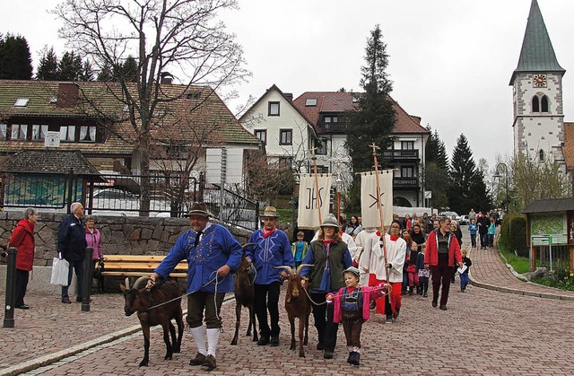 Viele  Gottesdienstbesucher folgten an...ion zum Auftriebsfest beim Geienhof.   | Foto: Tina Httich