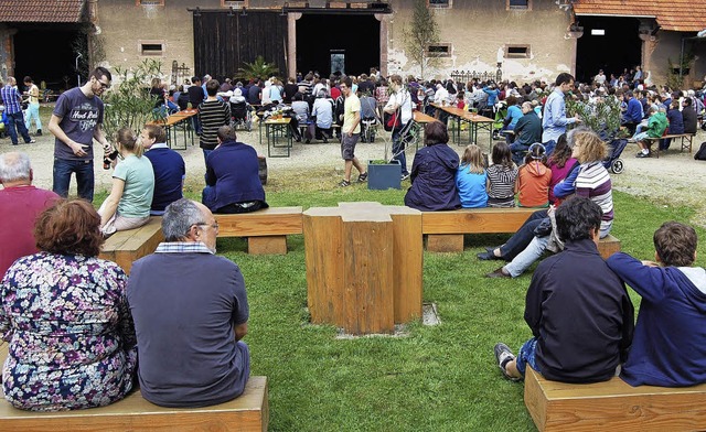 Von Beginn an jede Menge Leute: Fest auf dem Marienhof   | Foto: renate tebbel