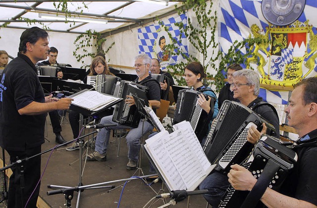 Gastgeber im Zelt und auf dem Rathausp...ikafreunde mit Dirigent Peter Kounis.   | Foto: heidi fssel