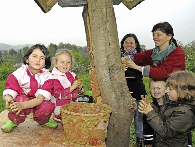 Gaby Kappis (rechts) baut mit den Kind... Elisabeth in Sulz ein Insektenhotel.   | Foto: Bettina Schaller