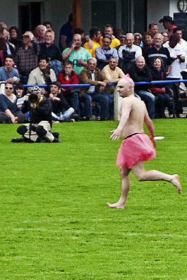 Fr Heiterkeit sorgte in der Verlnger...itzer mit rosa Tutu auf dem Spielfeld.  | Foto: Alexander Anlicker