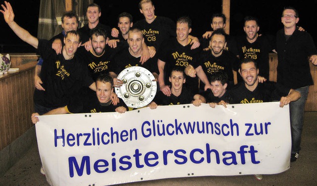 Freude bei Vrstettens Meistermannschaft 2013   | Foto: Roman Kiener