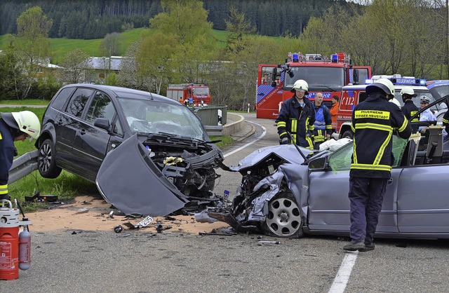 Vllig zerstrt sind die beiden Autos,...Wracks wurden vier Verletzte befreit.   | Foto: Kamera 24