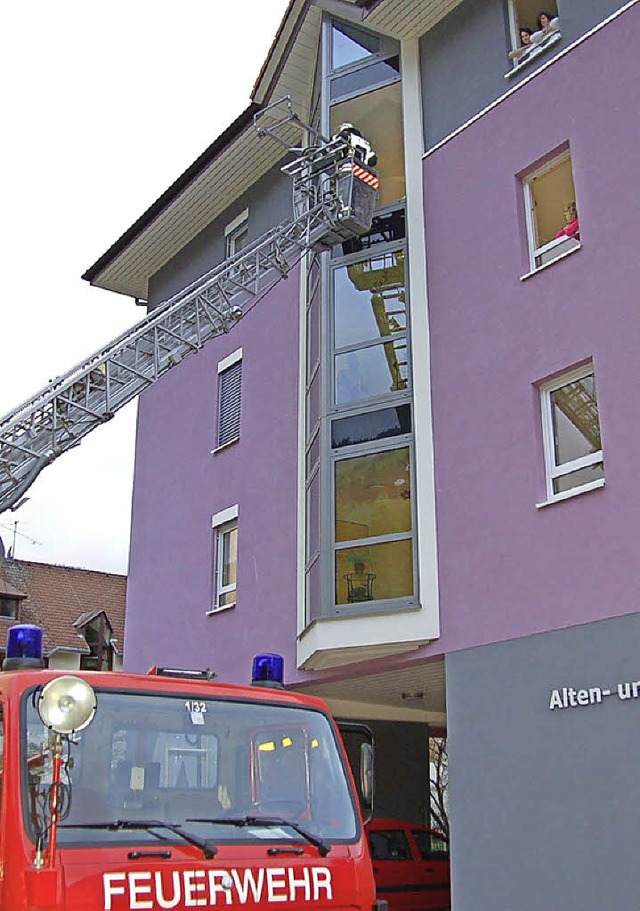 Lsch- und Evakuierungsbung im Todtnauer Alten- und Pflegeheim.  | Foto: Georg Jger