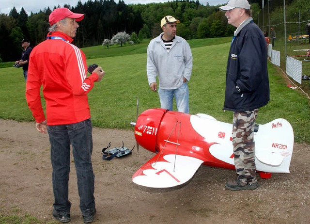 Ein dicker Brummer: Hier ist die  Gee-...l zum Reiz des Vatertagsfliegens bei.   | Foto: Heiner Fabry