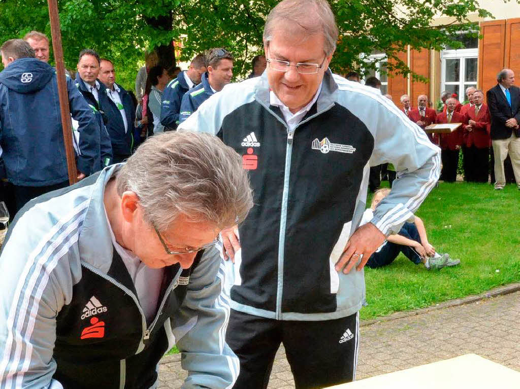 Uwe Lbking (vorne), sportpolitischer Betreuer der Brgermeisternationalmannschaft und Joachim Schuster