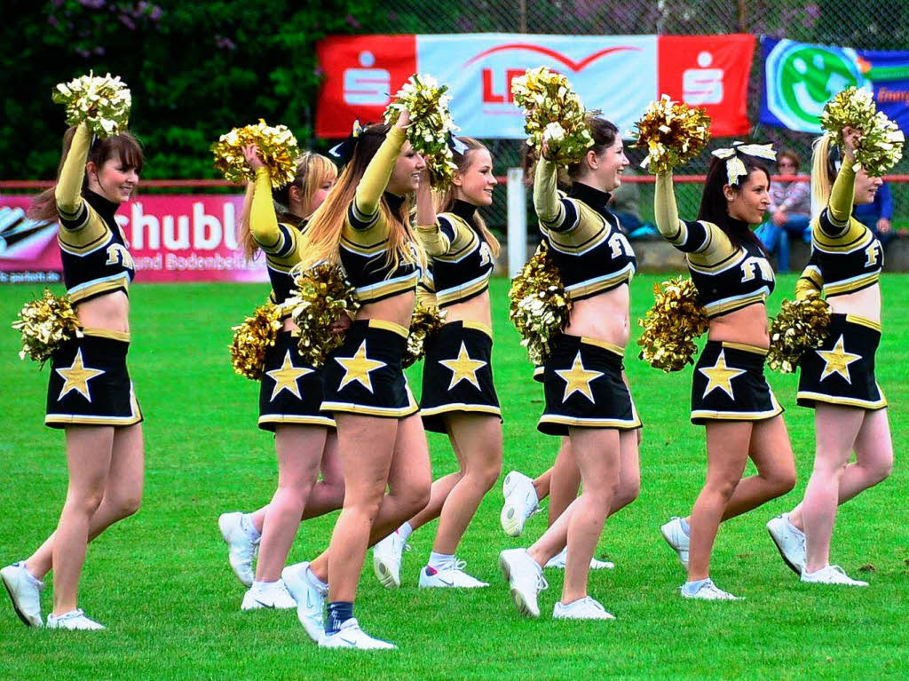 Cheerleader aus Freiburg im Vorprogramm des Lnderspiels