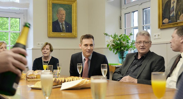 Bei Sekt und kleinen Hppchen feierten...ger den Geburtstag von Jrg Lutz mit.   | Foto: Ralf H. Dorweiler