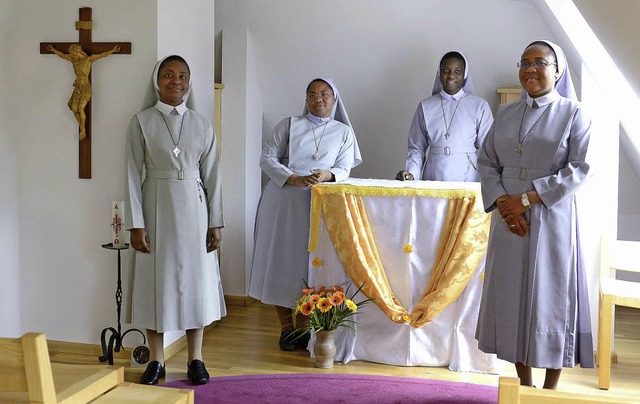 In der neuen Kapelle beten sie gemeins...ester Alextina und Schwester Perpetua.  | Foto: Ingo Schneider