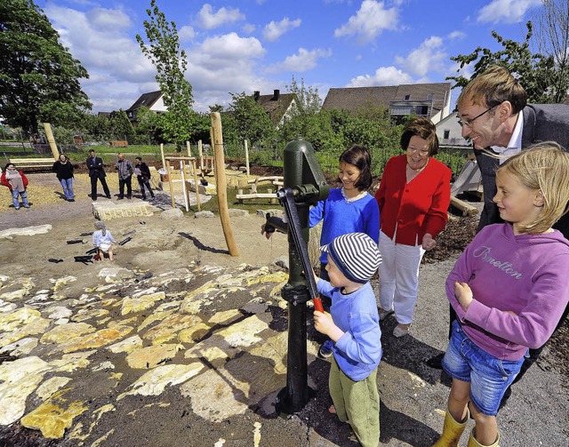 Baubrgermeister und Wasserpumpenfan M...echts) lie auch mal die anderen ran.   | Foto: Thomas Kunz