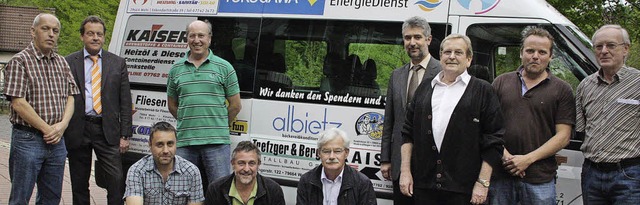 Das Klinkenputzen hat sich gelohnt: Ve... Sponsoren den neuen Bus des TV Wehr.   | Foto: Jrn Kerckhoff