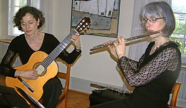 Die Fltistin Christine Schfer und die Gitarristin Friederike Saam    | Foto: Roswitha Frey