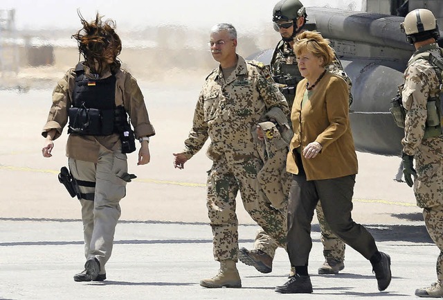 Angela Merkel bei ihrer Ankunft im Afg...tier der Bundeswehr in Masar-i-Scharif  | Foto: AFP