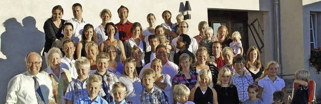 Im engsten Familienkreis: Gerhard und ...links) samt Kindern und Kindeskindern   | Foto: privat