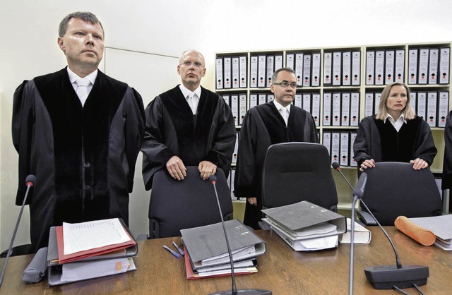 Der Vorsitzende Richter Manfred Gtzl ...Staatsschutzsenat knnen weitermachen.  | Foto: dpa