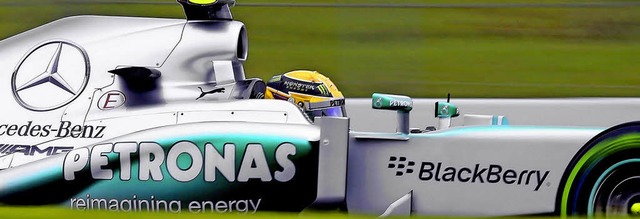 Optisch aufgehellt: Lewis Hamilton im frischlackierten Silberpfeil  | Foto: DPA