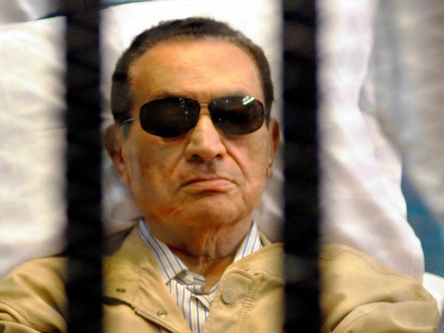 Ex-Prsident Husni Mubarak verfolgt am...saal in der Polizeiakademie von Kairo.  | Foto: dpa