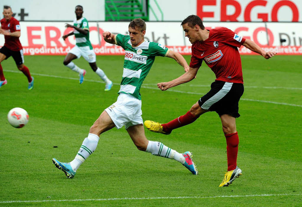 Nach einem nervenaufreibenden Spiel besiegt Freiburg Greuther Frth mit 2:1.