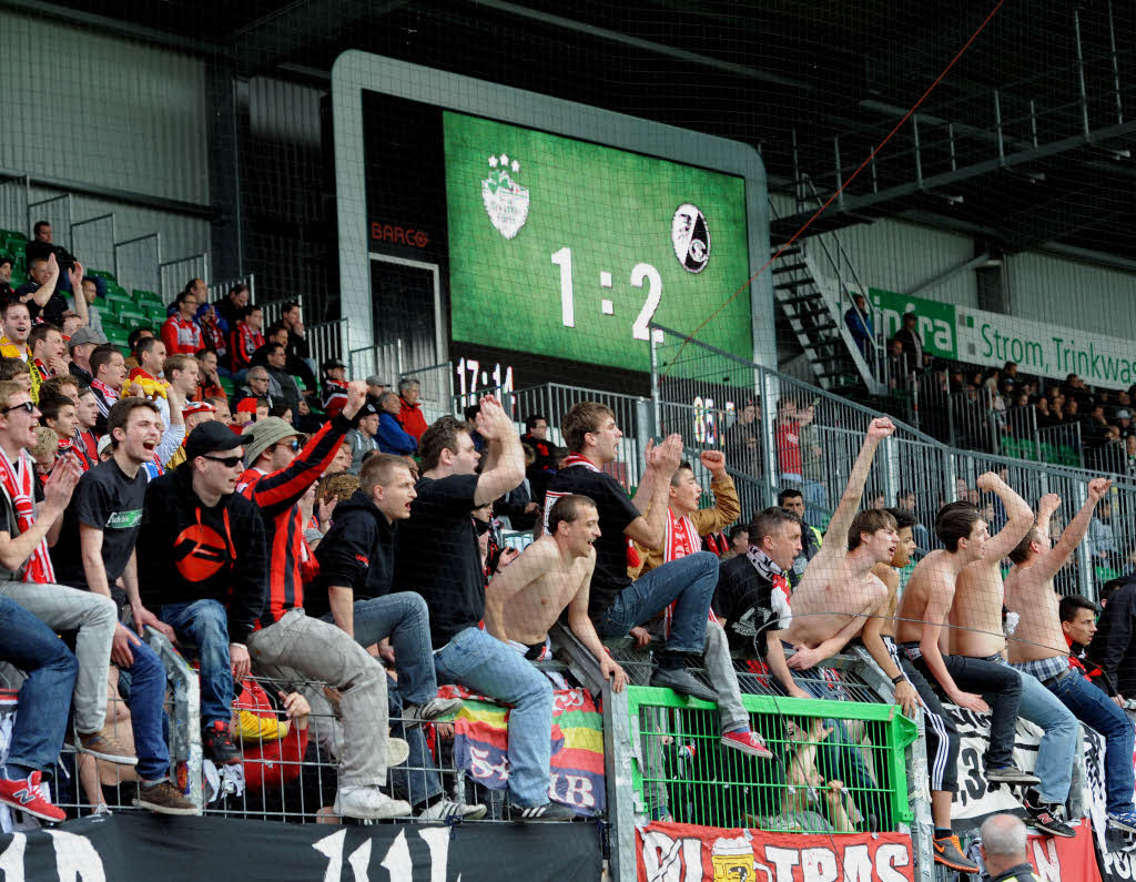 Nach einem nervenaufreibenden Spiel besiegt Freiburg Greuther Frth mit 2:1.