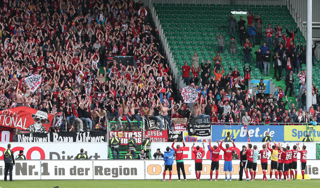 Nach einem nervenaufreibenden Spiel besiegt Freiburg Greuther Frth mit 2:1.