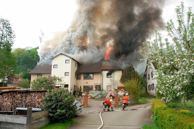 Das Mehrfamilienhaus in Eichsel ist nach dem Brand unbewohnbar.  | Foto: Polizei