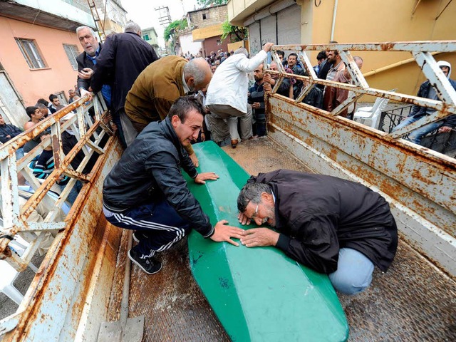 Angehrige trauern um Opfer des Bomben...mstag in Reyhanli in der Provinz Hatay  | Foto: AFP