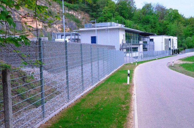 Hinter dem Zaun neben der Strae am Er...stitut steht jetzt eine Gabionenwand.   | Foto: langelott