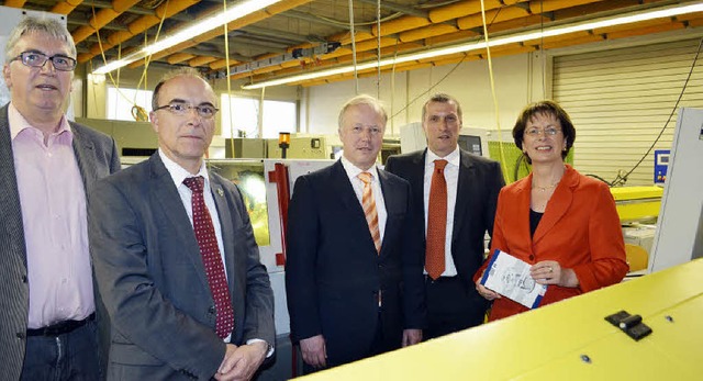 Rundgang durch die Produktion: Alois W...tefan Landwehr, Marie-Luise Dtt (MdB)  | Foto: Nikolaus Bayer