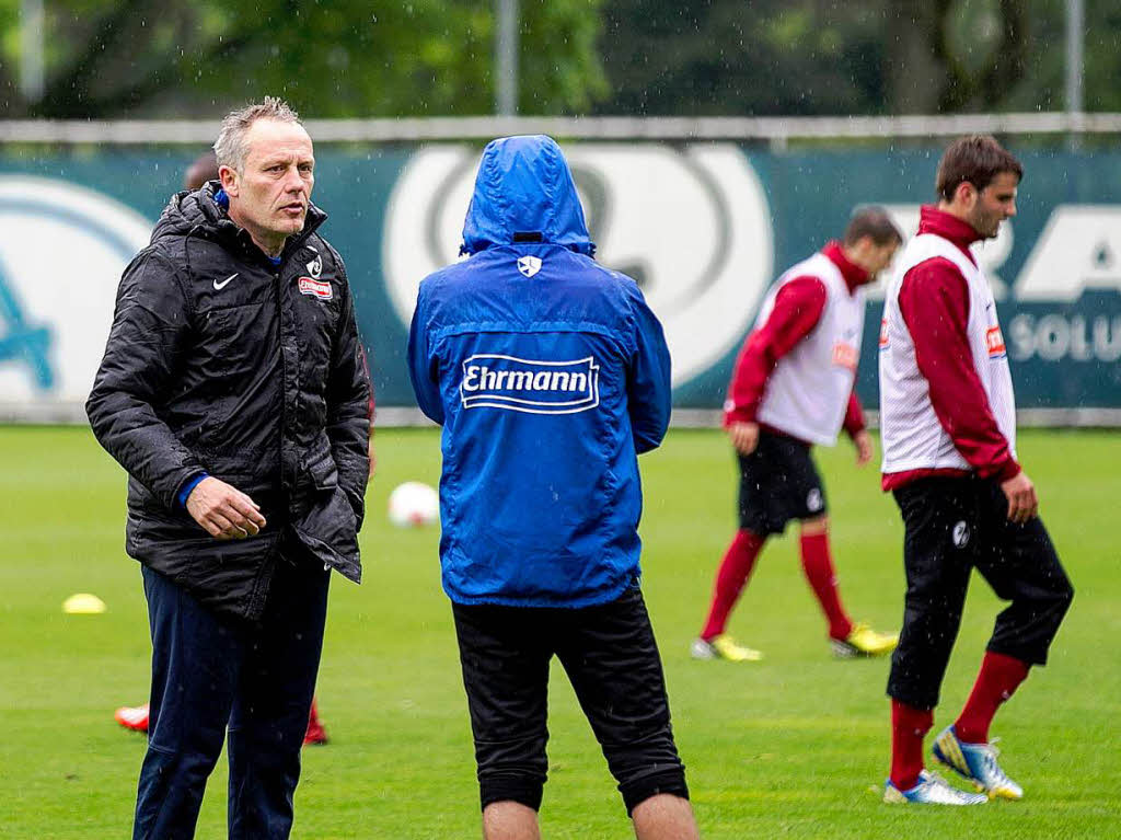 Gute Laune im Regen: Der SC Freiburg mitsamt Trainer Christian Streich beim lockeren Trainingsspielchen nach am Tag nach dem 2:1 in Frth.