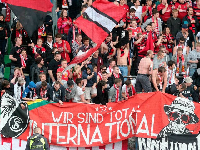 Die Fans des SC Freiburg zeigen recht ...de auf den internationalen Wettbewerb.  | Foto: dpa