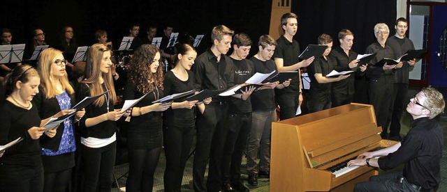 Die Schler des Scheffel-Gymnasiums li...ahreskonzert in der Aula  aufhorchen.   | Foto: heidi  fssel